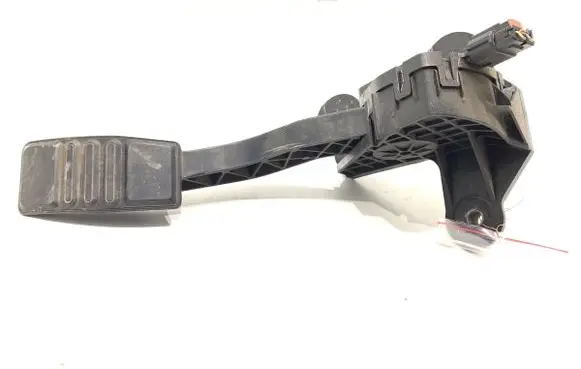 Accelerator throttle pedal