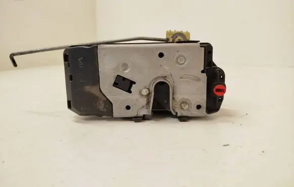 Opel Zafira B Rear door lock 13210739