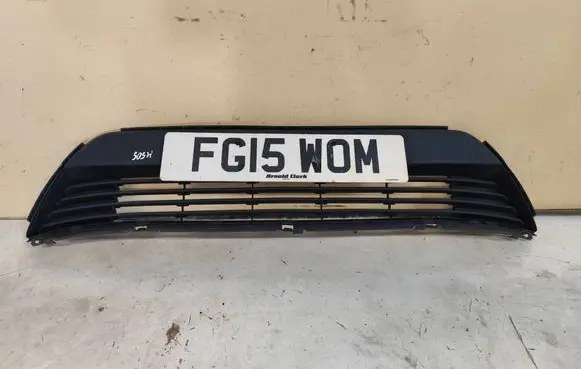 Toyota Avensis T270 Front bumper lower grill 5311205090