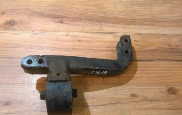Mitsubishi Galant Eterna Engine mount bracket