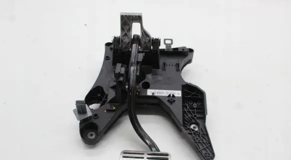 Volkswagen Touareg II Brake pedal 7P0723117B