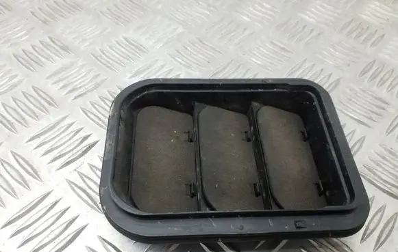 Quarter panel pressure vent