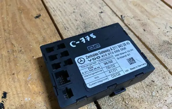 Mercedes-Benz E W211 Gateway control module A2115402945 2115402945