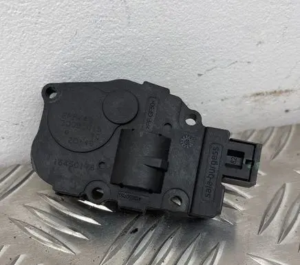 Volkswagen Touareg II Air flap motor/actuator 16450178 30092015
