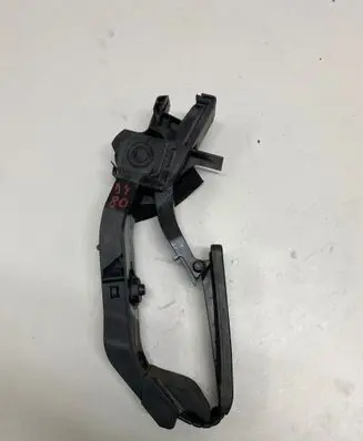 Mercedes-Benz E W211 Accelerator throttle pedal A2113010001