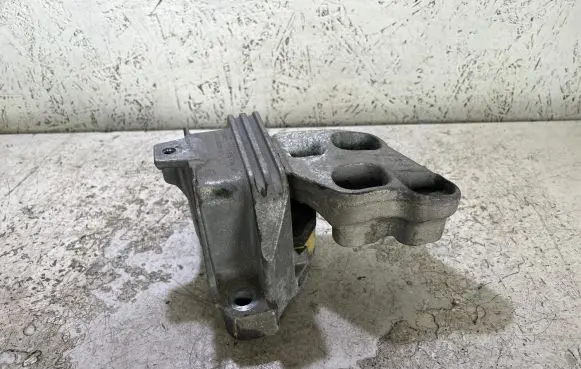 Mercedes-Benz A W176 Engine mount bracket A2462400217 000970 80093