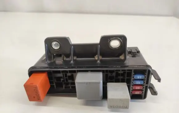 Toyota Corolla Verso AR10 Fuse module 9008087019
