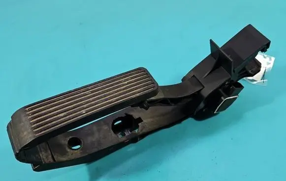 Mercedes-Benz E W211 Accelerator throttle pedal A2113000404 IMPRK1537714