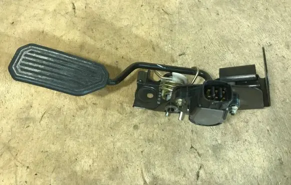 Toyota Avensis T250 Accelerator throttle pedal 8928135020 1983003020