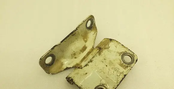 Mitsubishi L200 Tailgate hinge 