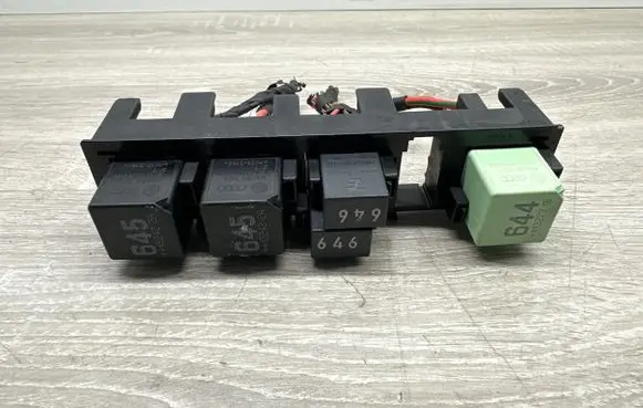 Volkswagen PASSAT CC Relay mounting block 7N0937503A