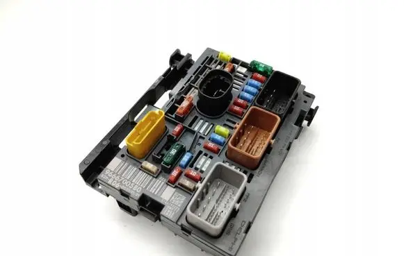 Peugeot 308 Fuse module 9666700580