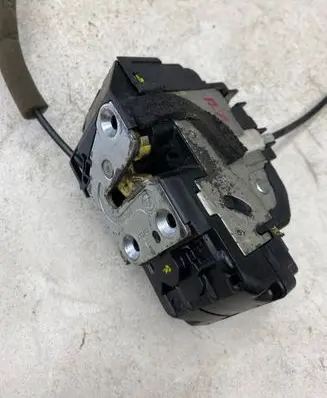 Nissan Pathfinder R51 Front door lock