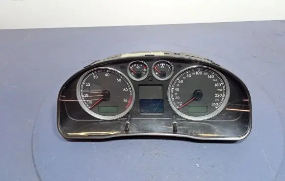 Volkswagen PASSAT B5.5 Speedometer (instrument cluster) 3B0920829