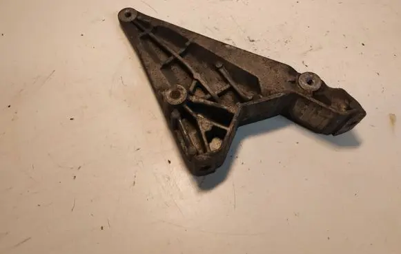 Toyota Corolla Verso AR10 Engine mounting bracket