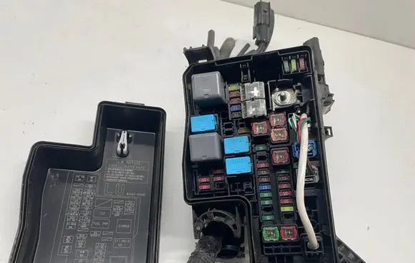 Toyota RAV 4 (XA40) Fuse box set 8266242530