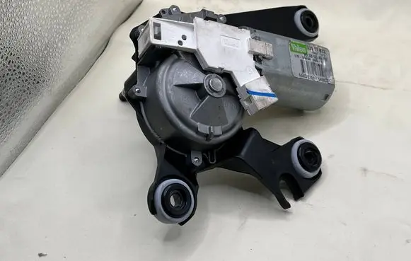 Skoda Fabia Mk3 (NJ) Rear glass lock/latch C393 9638664980