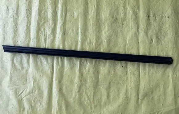 Mercedes-Benz C AMG W204 Rubber seal front door window/glass A2047250102