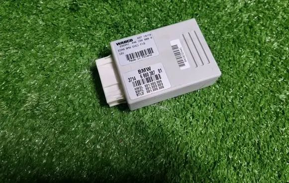 BMW X5 F15 Air suspension control unit module (rear) 6860387