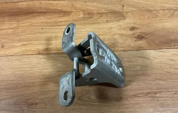 Opel Insignia A Front door lower hinge A046574