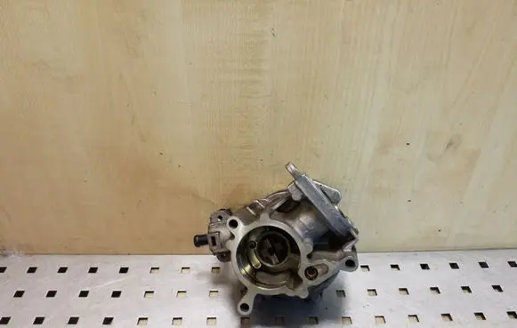 Volkswagen Eos Vacuum pump 06J145100C
