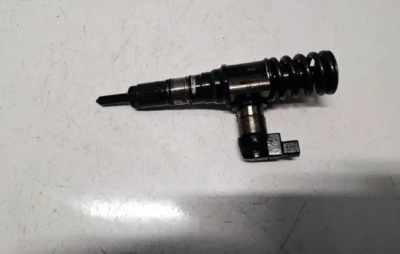 Volkswagen PASSAT B6 Fuel injector 03G130 03G130073T
