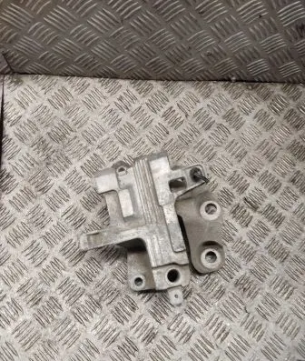 Volvo XC40 Engine mount bracket 32267915