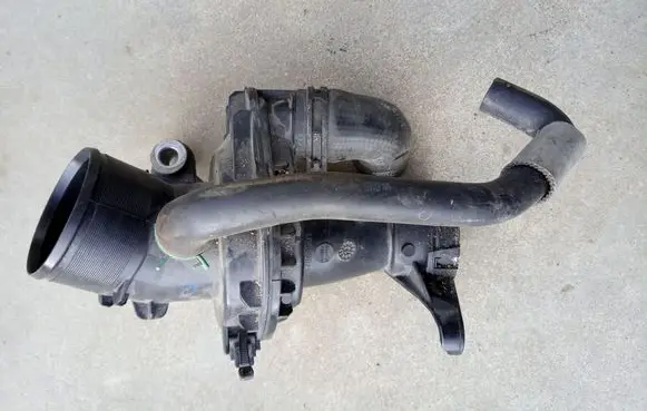 Nissan X-Trail T32 Intercooler hose/pipe 165761844R 1047863S01