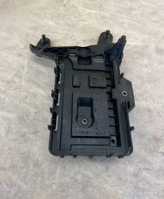 Volkswagen PASSAT B7 Battery box tray 1K0915333C