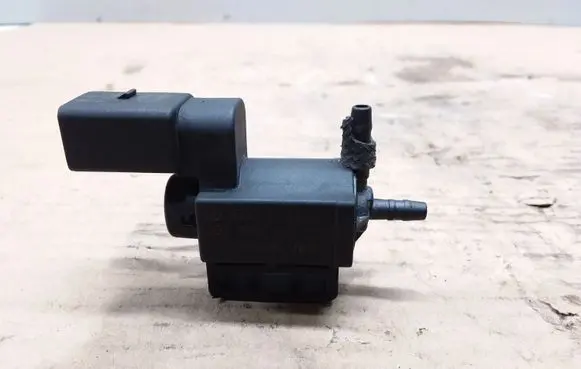 Volkswagen PASSAT B6 Vacuum valve 037906283C