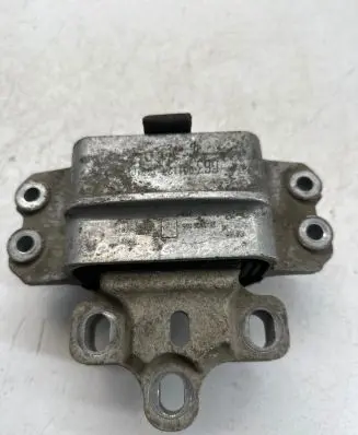 Volkswagen PASSAT B6 Engine mount bracket 3C0199555