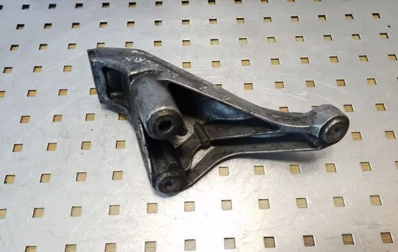 Audi A4 S4 B7 8E 8H Engine mounting bracket 8E0199307S