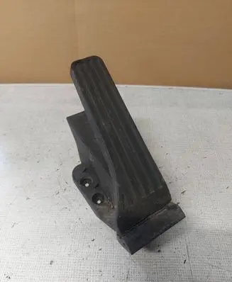 Mercedes-Benz C W204 Accelerator throttle pedal A2043000004