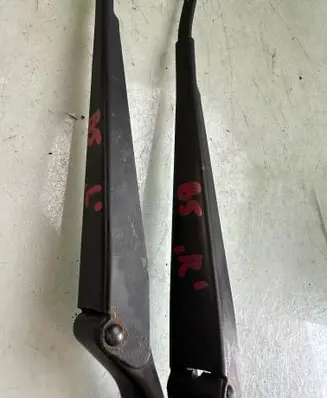 Volkswagen PASSAT B5 Front wiper blade arm 3B1955410