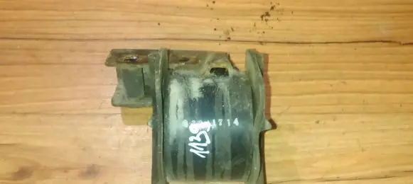 Hyundai Accent Engine mount bracket