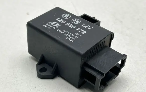 Volkswagen PASSAT B6 Seat heating relay 1Z0959772