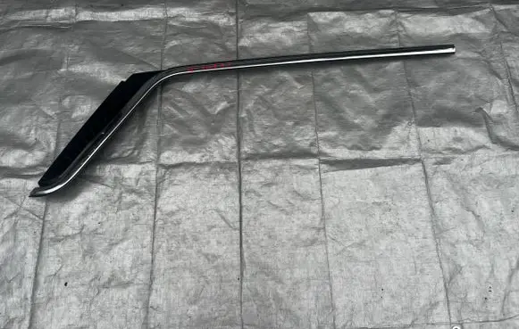 Jeep Grand Cherokee WL Front door glass trim molding 