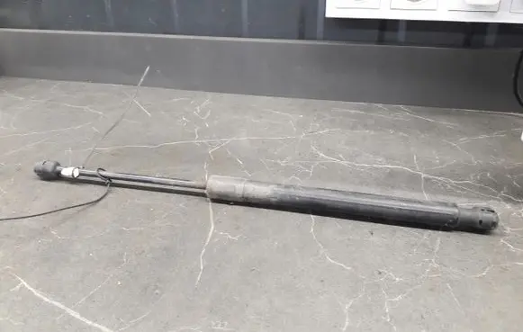 Volkswagen Golf V Tailgate strut 