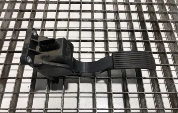 Accelerator throttle pedal