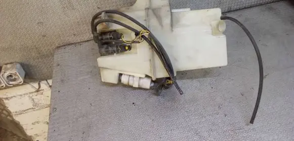 Volvo XC90 Windshield washer fluid reservoir/tank 