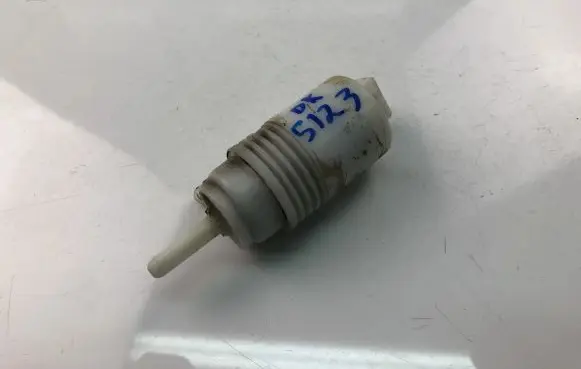 Volkswagen PASSAT B4 Windscreen/windshield washer pump 1H5955651