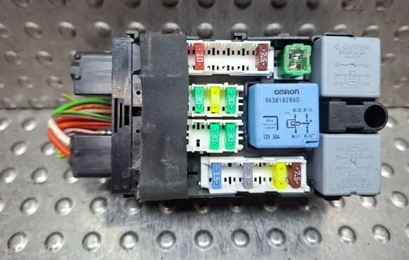 Peugeot 508 II Fuse module S26312508 9665492680