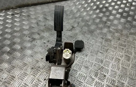 Renault Clio IV Pedal assembly 