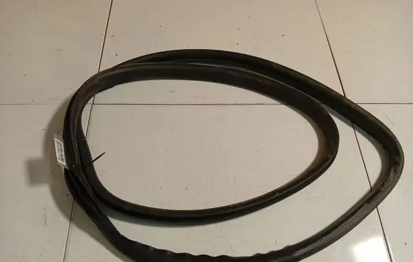 Volvo V50 Rubber seal front coupe door 