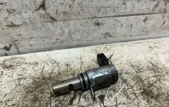 Volkswagen Golf V Camshaft vanos timing valve 03C906455