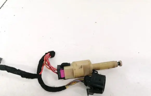 Volkswagen PASSAT B5 Brake pedal sensor switch 4A0945515A