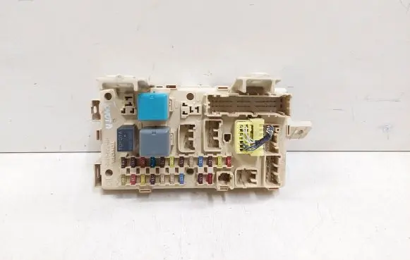 Toyota Avensis T250 Fuse module 82641CA010F 2000646431