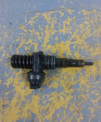 Volkswagen Touran I Fuel injector 0414720215