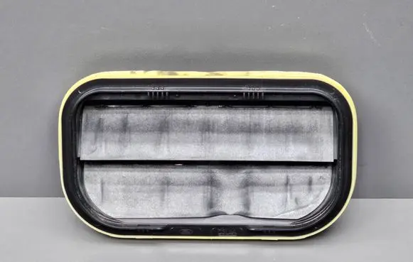 Quarter panel pressure vent
