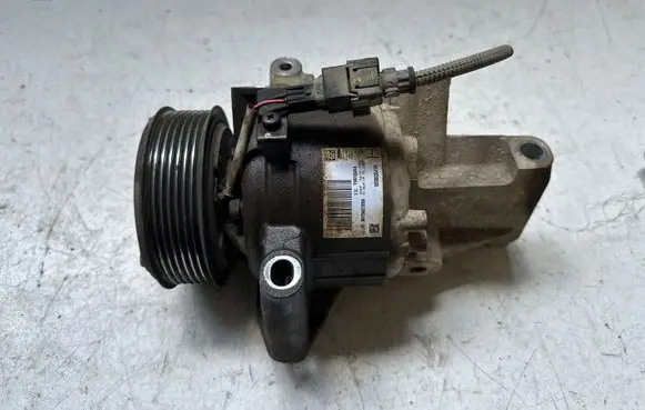 Dacia Sandero II Air conditioning (A/C) compressor (pump) 926003541R